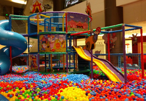 Tem piscina gigante de bolinhas no Shopping Cidade São Paulo