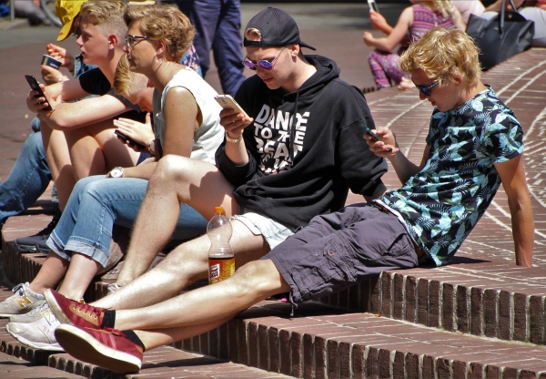 Estão os adolescentes substituindo as drogas pelo celular e games?